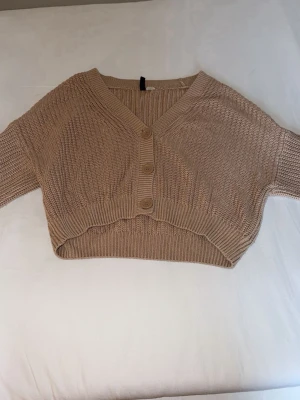 Stickad tröja - En trendig lite oversised stickad tröja från HM i storlek S.