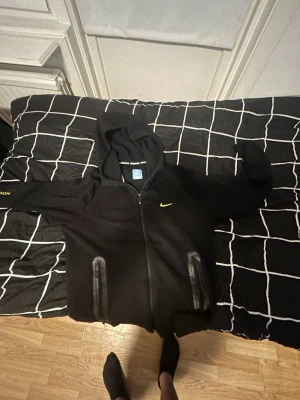 Nike NOCTA Kofta – Storlek S – Fint skick 🔥 – Snabb affär 🔥 - Säljer en stilren och populär Nike NOCTA kofta i storlek S. Plagget är endast använt några gånger och är i mycket fint skick utan synliga defekter.  Perfekt för både vardag och streetwear-look – NOCTA-kollektionen är känd för sin höga kvalitet och snygga design. Pris kan diskuter vid snabb äffär   ✔️ Storlek: S ✔️ Skick: Använd fåtal gånger ✔️ Märke: Nike NOCTA ✔️ Färg: Svart  Snabb frakt skickas direkt efter betalning 📦🚛 Hör gärna av dig vid fråga