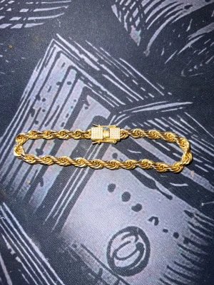 Cordell Armband  - Säljer mitt armband pågrund av ingen användning. Köptes på Indossa.se för 1199kr. Den har en unik diamant lås vilken ger den mer lyx stil. 