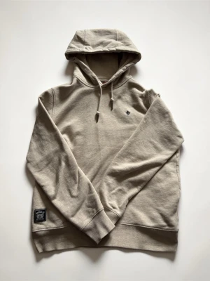 Beige hoodie från Morris - Snygg beige hoodie från  Morris, nästan helt ny (nypris cirka 1500) använd cirka 2 gånger då den var för liten för mig. Tillverkad i mjuk bomullsblandning som känns skön mot huden. Hör av dig om du har några frågor 😁