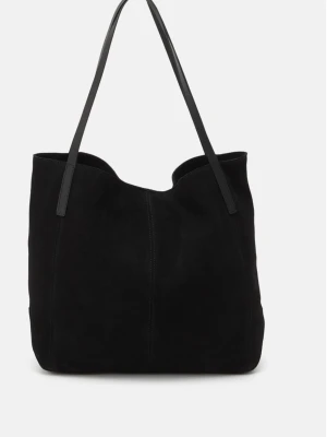 Svart shoppingväska i mocka - Stilren svart shoppingväska i mjuk mocka med raka linjer och långa, smala axelband i läder. Väskan har en enkel och rymlig design som gör den perfekt för att bära med sig allt man behöver. Passar till alla outfits och ger en clean look.