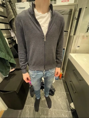 Gran sasso hel sip - Mörkgrå hel sip från gran sasso| 100% merinoull | storlek xs passar 160 ish | nypris 3500kr mitt priss 549kr | skriv för mer info!