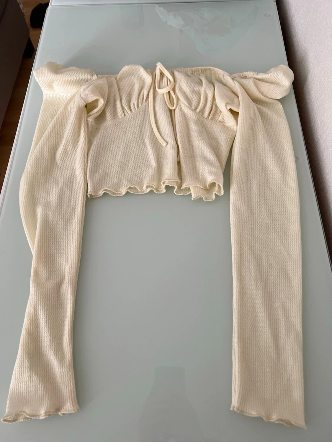 Ljusgul croppad topp med knyt