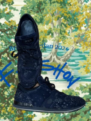 Mörkblå sneakers från Tod's - Snygga mörkblå sneakers från Tod's i mocka med coola prickdetaljer och svarta skosnören. Skorna har en låg silhuett och en svart sula med diskreta detaljer. Perfekta för dig som gillar stilrena men unika sneakers.