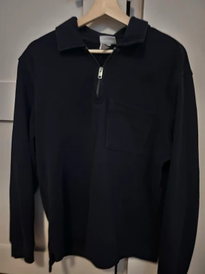Mörkblå halvzip tröja - Snygg mörkblå tröja med halv dragkedja och krage. Perfekt för dig som gillar en enkel men stilren look.