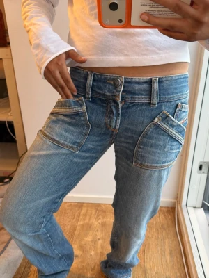 Diesel lågmidjade jeans - Jätte fina diesel low waist jeans, helt oanvända av mig men köpa på crush i Köpenhamn. (Näst intill nya inga defekter). Passar mig perfekt i längd och jag är 157 cm