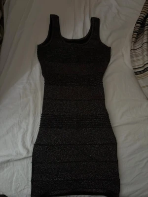 Glittrig kortklänning Cubus - Snygg svart glittrig kortklänning från Cubus, storlek S