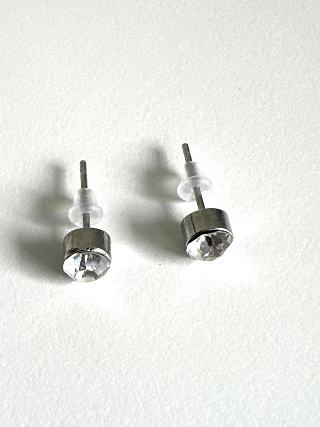 Silvriga örhängen med klar sten, helt NYA