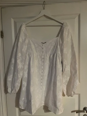 Vit sommarklänning/studentklänning - Nypris 599 kr                                                 Oanvänd sommarklänning med prislapp kvar 