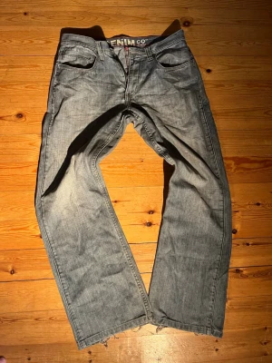 Intressekoll vintage jeans från Denim Co - Sjukt snygga vintage jeans i grå färg från Denim Co, rak/baggy. Storlek 32/30. Jeansen har en väldigt snygg och skön passform med väldigt snygg bakficksdesign. Just nu bara intressekoll då jeansen saknar knapp och fungerande dragkedja, men fixas snart😄
