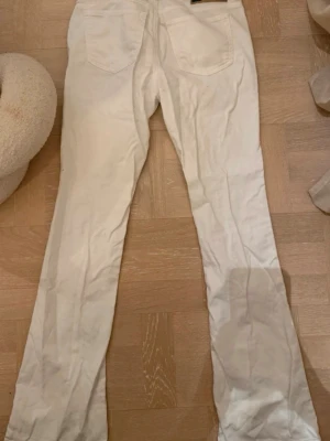 Vita bootcut jeans - säljer dessa vita diesel jeansen i storlek 14y men passar folk med ungefär 32 de är i bra skick/använda 2-3 gånger 