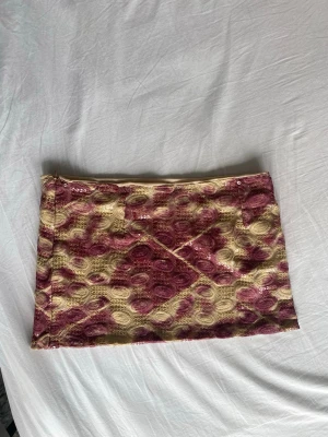 Kort unik kjol med paljetter - Sååå fin kort kjol i coolt mönster med paljetter! Verkligen så snygg och unik🌺Midjemått rakt över: ca 40cm, Längd: ca 29cm. Diskret dragkedja på sidan och lite stretch☺️. Storlek xs men tycker även den passar S!