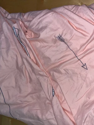 Aluslakana 220 x 217cm - Vaaleanpunainen aluslakana. Lakanassa nuoli kuvioita, alapuolelta hieman vaaleampi. Muutama langanpätkä saattaa löytyä, muttei ole haitannut käyttöä. Koko noin 220x217cm. Eläintalous MMM Katsothan myös muut ilmoitukseni Tarjoa 