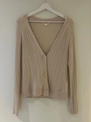 Beige kofta  - Fin beige kofta från Esprit, säljer för att den inte är riktigt min stil. Går att stylea på olika sätt o passar bra till vardags. Använd några gånger men inga defekter, fint skick. Skriv för fler bilder 💗