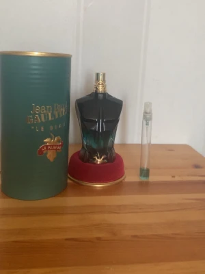 Jean Paul Gaultier Le Beau Le Parfum - Jean Paul Gaultier samples 5ml = 50 kr eller 1 ml för 12 kr eller hela för 700 kr. Jag fick den från min ex men hon va otrogen så jag välde att sälja den. Skriv i dm för att köpa.
