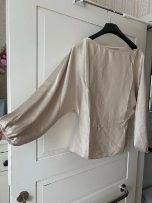 Blus h&m - Kommer aldrig till användning:( storlek S, kom med bud🙌🏻💗