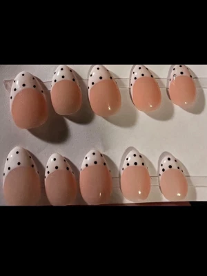 Press-on naglar med prickig fransk design - Skriv gärna vid frågor eller beställningar, finns i alla storlekar och i kort eller medium längd!!💗💕Lim ingår och de är återanvändbara💖