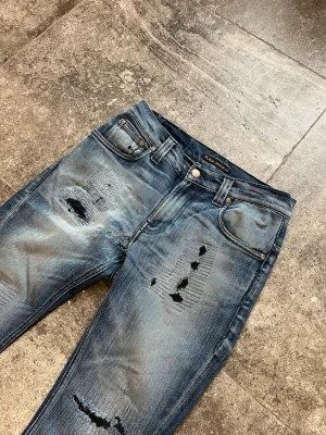 Archive Nudie Jeans Slim Fit - Tjatja! nu säljer jag mina otroligt feta nudies med helt sjukt unika slitningar🫡 De är i strlk 28/32 och sitter slim (lappen e avklippt)👏Tveka inte på att skriva ifall du har frågor🏹