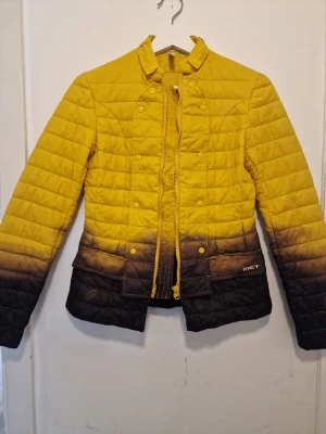 Gul och svart dunjacka från MET - Jacka från MET i gul och svart ombre med quiltad design. Perfekt till våren och sommaren. Aldrig använd och dyr vid inköp 💛
