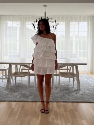 Vit volangklänning!🤍💐 - Säljer min konfaklänning perfekt till antingen kofta eller student💞 köpt för ca 1400 från Annelie Label! Använd 1 gång😊 jag är ca 165 och den är bra i längden på mig och det är stretchig så passar nästan alla storlekar från xs-m❤️pris kan diskuteras!