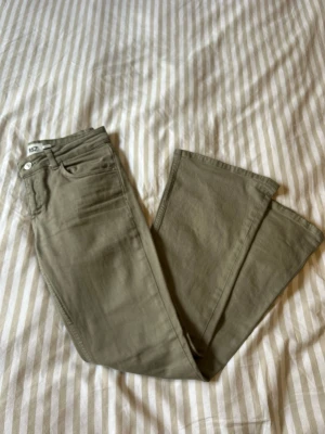 Gröna  bootcut jeans från Lager 157  - Säljer ett par gröna jeans med bootcut-modell som är sköna att ha på sig. Materialet känns mjukt och stretchigt. 