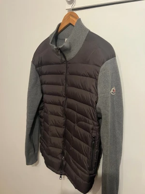 Grå och mörk pufferjacka  - Snygg pufferjacka