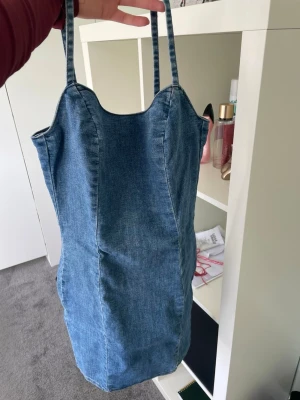 Superfin jeans klänning  - Superfin jeans klänning till sommaren i storlek 36, hitta bara en bild i nuläget där ja hade på den bakifrån 