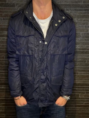 Gant field-jacket - Säljer denna sjukt feta gant field-jacket skick är 10/10 inga små hål inga fula märken nypris ca 3500kr mitt pris är 1699kr pris går att diskutera