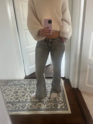 Lågmidjade gråa bootcut jeans - Smuts/stentvättade. Ifrån monki. Strl w 26/l 32