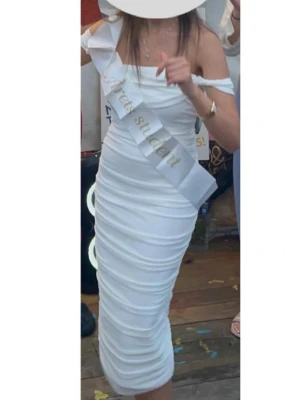 Vit offshoulder klänning - En vit offshoulder klänning som passar bra till sommaren och studenten. Klänningen är i mycket bra skick och är endast använd en gång.