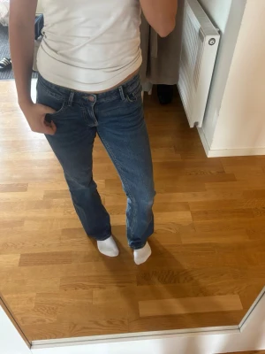 Blå bootcut jeans med hög midja - För små för mig, aldrig använt! 