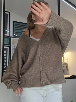 Beige stickad kofta - zara  - En beige skit fin stickad kofta från Zara i storlek S, använd ett fåtal gånger - fint skick 💕