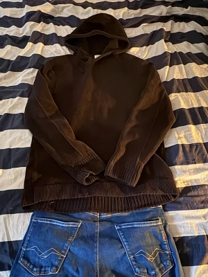 Svart stickad hoodie från company - Säljer en svart stickad hoodie från cp company