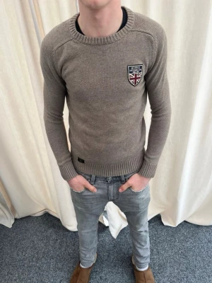 Beige stickad tröja från Morris - Riktigt snygg stickad tröja från Morris. Mycket bra skick. Strl XS, personen på bilden är 183 cm lång. Skicka gärna prisförslag. Kika in min profil för mer schyssta plagg 