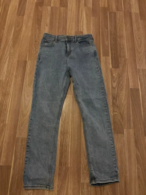 Ljus blå raka jeans från Lee - Säljer ett par ljusblå jeans från Lee.