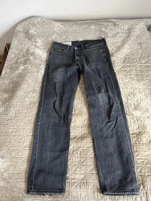 Raka svarta jeans - Säljer ett par klassiska svarta jeans från hm. De har några defekter men inga synliga. Sitter som en smäck