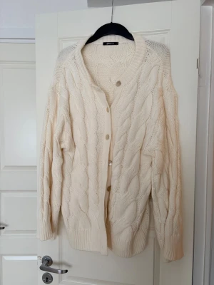 Ginatricot kofta  - Helt ny har endast haft på mig den en gång säljer den då jag inte använt den mer än en gång , den är nytvättad 