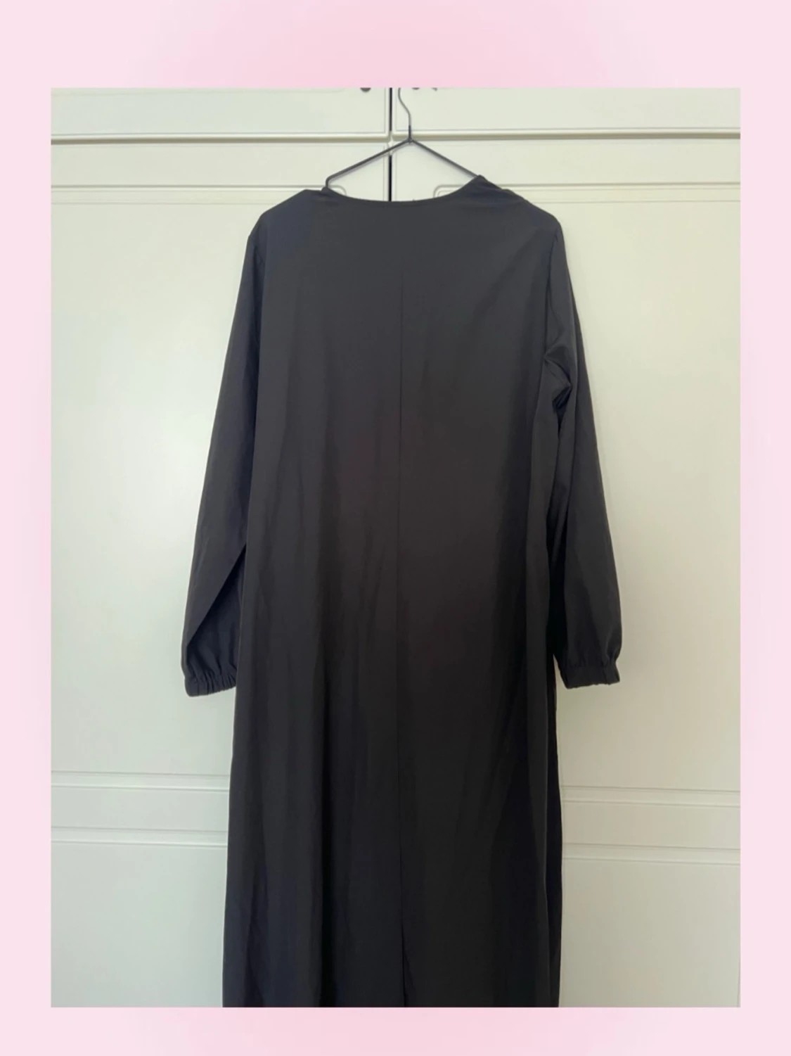 (Abaya) Svart långklänning med v-ringning - 1