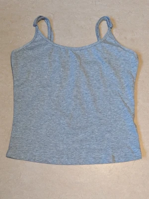 Grå tank top, S - HELT OANVÄND grå tank top i storlek S från Shein. ALDRIG ANVÄND TOP. Märkeslapp är bort klippt som det står Shein på.