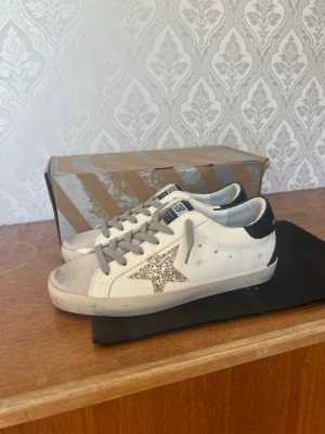 Golden goose sneakers - KVITTO FINNS! Äkta Golden goose sneakers vid lågt pris, hemsido pris ligger på 4600. Mitt pris 2499. Kan gå ner i pris vid snabb affär! Passar även 40/38. Beroende på knytningen!✅🧾