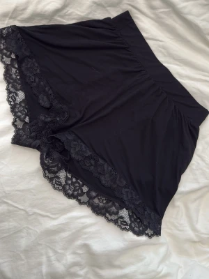 Pyjamas shorts - Pyjamas shorts från Change strl xs (passar S) mjukt och svalt material med spetsdetaljer nedtill