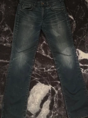 Mörkblå raka jeans med mönster - Säljer ett par mörkblå jeans med raka ben och slitningar framtill. Baksidan har unika sydda mönster på fickorna och knäna. Storlek w29 L32.   hör gärna av er vid frågor angående jeansen🤔, Mvh Abbe