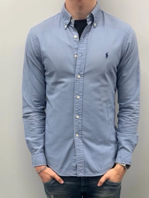 Ralph lauren skjorta - Ralph Lauren skjorta (Slimfit) i fint skick utan defekter. Storlek S Modellen är 185 cm och väger ca 75 kg och den är för liten. Skickas oftast samma eller nästa dag🚚📦