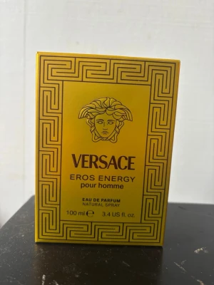 Versace Eros Energy EDP 100 ml - Hej! Versace Eros Energy EDP 100 ml  Helt ny och aldrig använd.  Nypris i butik är 1350 kr men säljer den för 1000kr  En fantastisk och fräsch doft från Versace med energiska citrusnoter och en modern, maskulin karaktär. Perfekt både till vardags och för speciella tillfällen.  ✔️ 100 ml ✔️ Helt ny och oanvänd ✔️ Förvarad mörkt och svalt ✔️ Skickas snabbt och väl emballerat  Säljs då jag har fler parfymer än jag hinner använda. Hör gärna av dig vid frågor eller om du vill ha fler bilder.