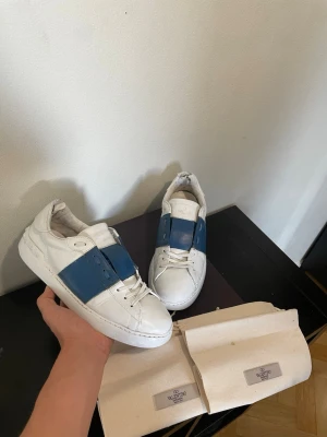 Blå/Vita opens från Valentino - Skick 7,5/10 alla små defekter syns i bilderna / storlek 43 passar 44 också / Box och 2 dustbags medföljer i köpet samt Nocco / kontakta via intresse eller annat och pris kan diskuteras!😊
