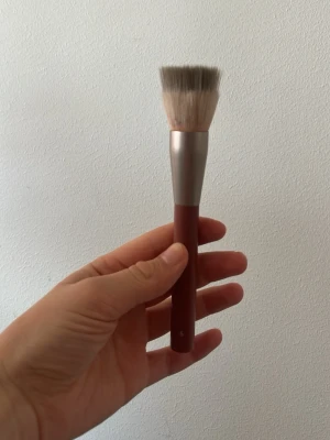 Oanvänd Rose Inc borste  - Oanvänd Rose Inc 5 borste. Denna har legat i en låda därav fått stains på sidan. 