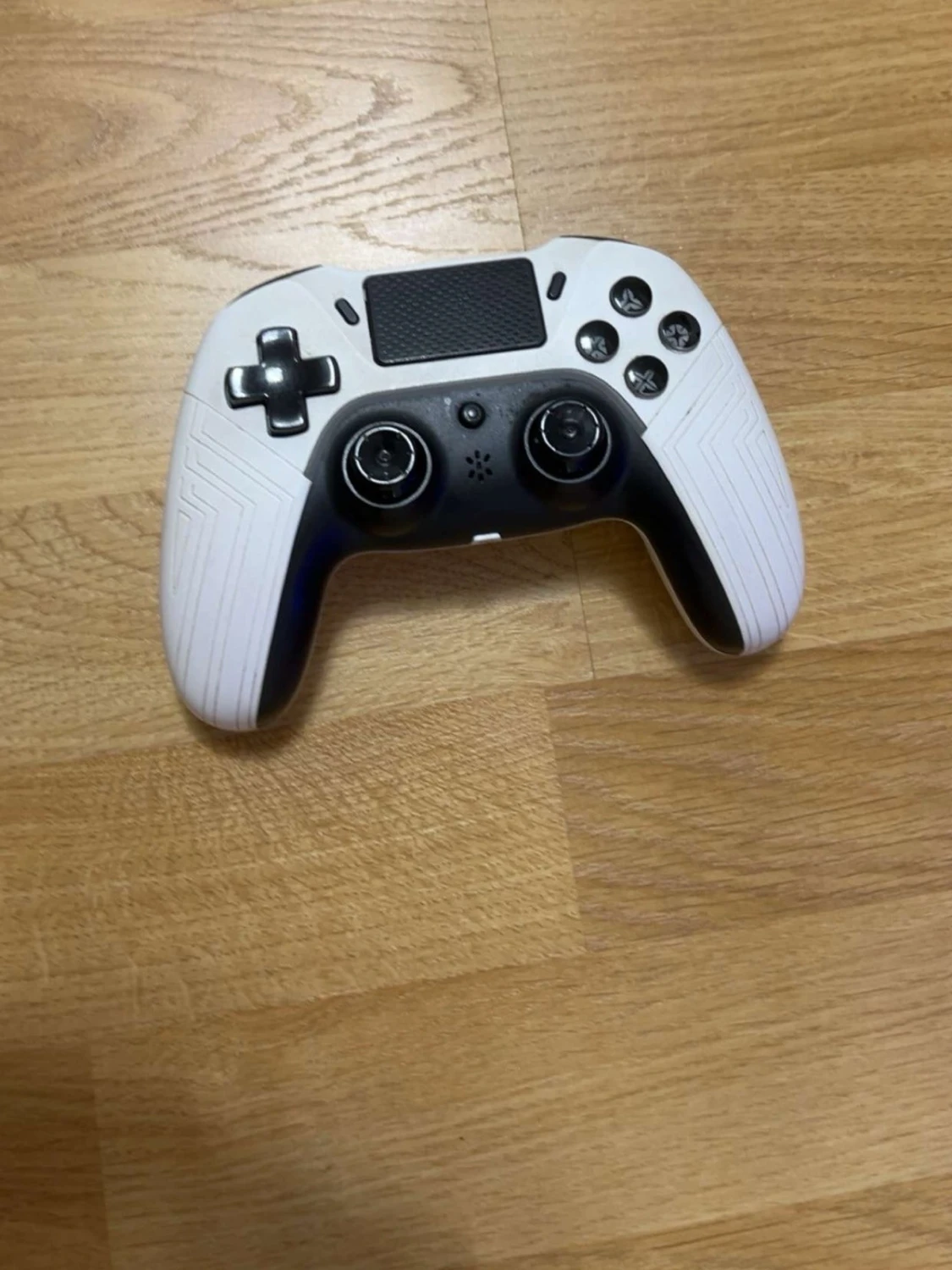Vit och svart spelkontroll med LED