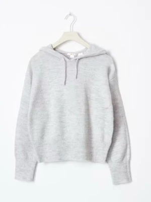 Stickad hoddie - Säljer en grå stickad hoddie ifrån Gina i jätte bra sick säljer för den inte kommer till andvändnig
