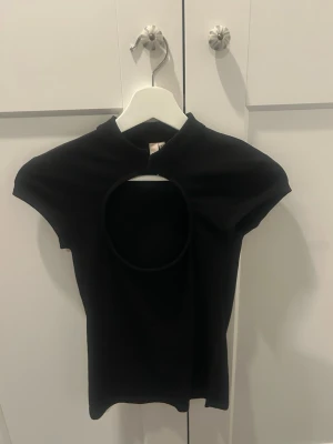  Populär topp från Nelly -  Snygg topp från Nelly i storlek XS som går ner långt över magen. Har använt en gång och är i perfekt skick.❤️