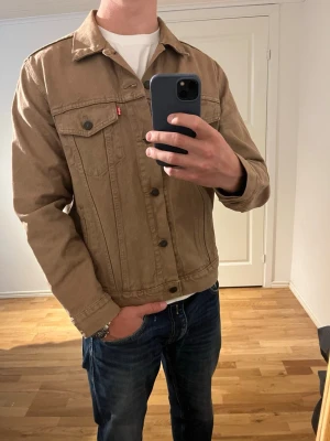 Brun Levis Overshirt  - Säljer denna sjukt snygga Overshirten från Levis⭐️ Färgen är brun och storleken är M✅ Den har inga defekter och skicket är utomordentligt🙌🤝 Sjukt najs passform och passar perfekt till hösten☀️🙌 Tveka inte på att höra av er dig vid minsta fråga eller fundering😊